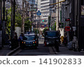 Urban crowd 141902833