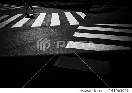 有人行橫道的十字路口 有人行橫道的十字路口 141903096