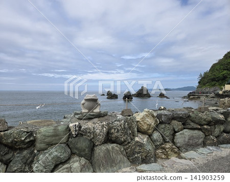 伊勢和夫妻岩(夫妻岩)周圍的海域和岩石區 伊勢和夫妻岩(夫妻岩)周圍的海域和岩石區 141903259