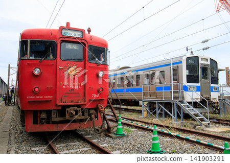 A 713 series train and a 415 series train lined up on the train depot (JR Kyushu) A 713 series train and a 415 series train lined up on the train depot (JR Kyushu) 141903291