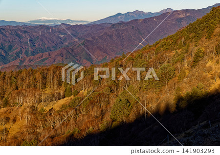 深秋時節，從大寶峠山脊看到的八岳和乘鞍岳。 141903293