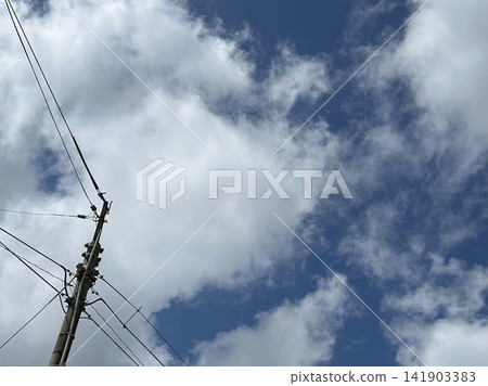 夏日的雲看起來像棉花糖 夏日的雲看起來像棉花糖 141903383