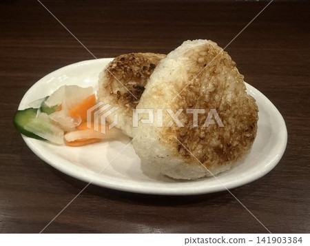 日式拼盤,包括香氣撲鼻的烤飯糰和色彩繽紛的醃菜。 日式拼盤,包括香氣撲鼻的烤飯糰和色彩繽紛的醃菜。 141903384