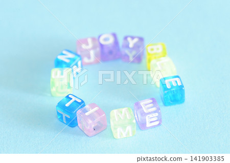 用兒童玩具玩字母 用兒童玩具玩字母 141903385
