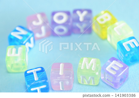 用兒童玩具玩字母 用兒童玩具玩字母 141903386
