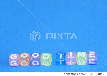 用兒童玩具玩字母 用兒童玩具玩字母 141903852