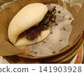 Piping hot braised pork burger 141903928
