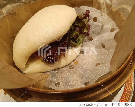 Piping hot braised pork burger Piping hot braised pork burger 141903928