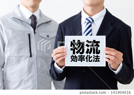 一位身穿西裝的年輕商人，手持一塊白板，上面寫著物流效率的法律法規。 141904016