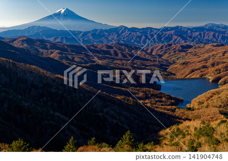 深秋時節，從大菩薩峠和禦屋白之魂眺望富士山和大菩薩湖。 141904748