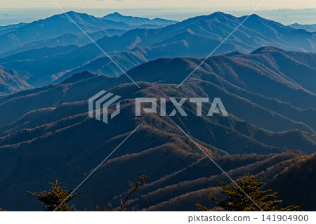 View of Ushino-ne Pass, the Okutama Three Mountains, and Tokyo Skytree from Daibosatsu Pass 141904900
