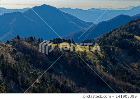 從大寶薩山脈的石丸嶺眺望大神平和岸原折山。 從大寶薩山脈的石丸嶺眺望大神平和岸原折山。 141905399