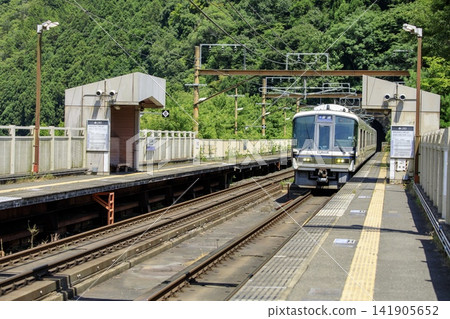 一列221系地方列車停靠在嵯峨野線保津峽站。 一列221系地方列車停靠在嵯峨野線保津峽站。 141905652