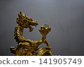 抓住夢想與希望之光的金龍 141905749