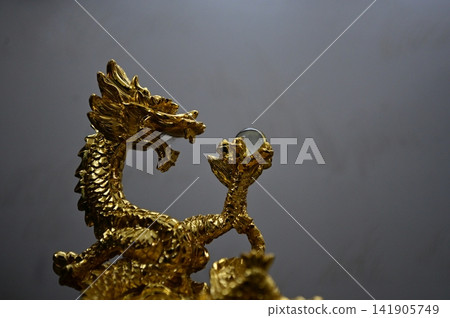 抓住夢想與希望之光的金龍 抓住夢想與希望之光的金龍 141905749
