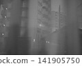 透過窗簾看到的公寓大樓 141905750