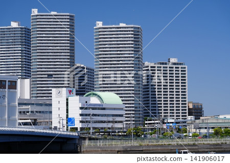 在晴朗的藍天下,可以看到橫濱灣地區的景色,包括中央批發市場和棉花港區。 在晴朗的藍天下,可以看到橫濱灣地區的景色,包括中央批發市場和棉花港區。 141906017