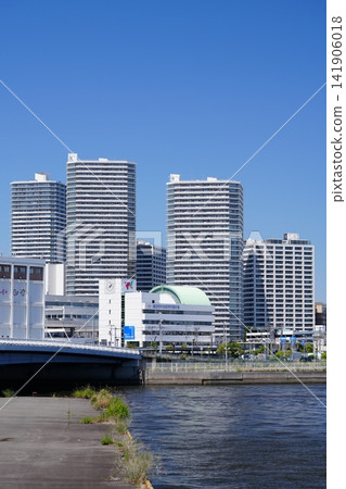 A view of Yokohama's bay area under a clear blue sky, including the Central Wholesale Market and the Cotton Harbor district. A view of Yokohama's bay area under a clear blue sky, including the Central Wholesale Market and the Cotton Harbor district. 141906018