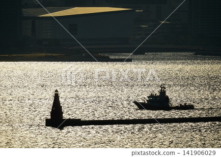 Yokohama Port at Dusk: Backlit Water and Ship Silhouettes / Dramatic Silhouette of a Bo Yokohama Port at Dusk: Backlit Water and Ship Silhouettes / Dramatic Silhouette of a Bo 141906029