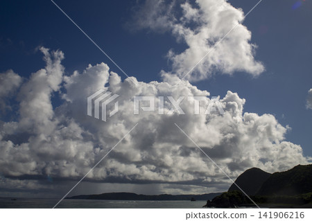 奄美大島的初秋:落日餘暉和東海上空的浩瀚海洋。 奄美大島的初秋:落日餘暉和東海上空的浩瀚海洋。 141906216