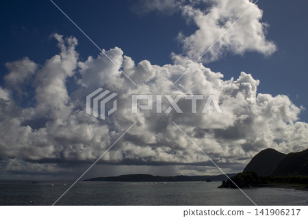 奄美大島的初秋:落日餘暉和東海上空的浩瀚海洋。 奄美大島的初秋:落日餘暉和東海上空的浩瀚海洋。 141906217