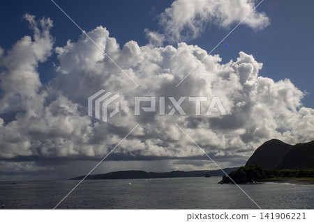 奄美大島的初秋:落日餘暉和東海上空的浩瀚海洋。 奄美大島的初秋:落日餘暉和東海上空的浩瀚海洋。 141906221