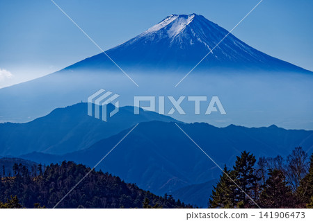 Mount Fuji as seen from Mount Koganezawa in the Daibosatsu mountain range in late autumn. Mount Fuji as seen from Mount Koganezawa in the Daibosatsu mountain range in late autumn. 141906473