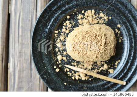 自製的萩糕（年糕），配上大量的烤黃豆粉（烤大豆粉）和竹籤，是日式甜點的必備品。 141906493
