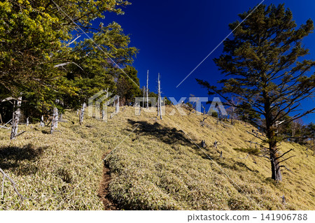 大菩薩山脈和金澤山頂峰的深秋景色。 大菩薩山脈和金澤山頂峰的深秋景色。 141906788