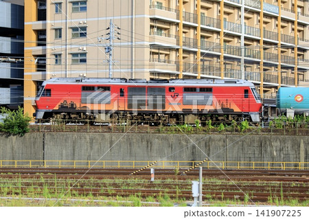 A DF200-hauled oil freight train (with Ai-Meラッピング train) running on the Aonami Line. 141907225