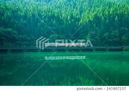 A JR Takayama Line train passing by Shimohara Dam Lake A JR Takayama Line train passing by Shimohara Dam Lake 141907237