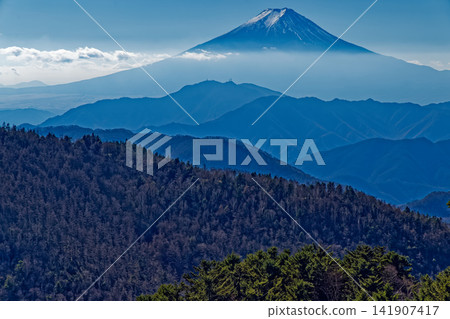 深秋時節,從大菩薩山脈的牛之野徙原山眺望富士山。 深秋時節,從大菩薩山脈的牛之野徙原山眺望富士山。 141907417