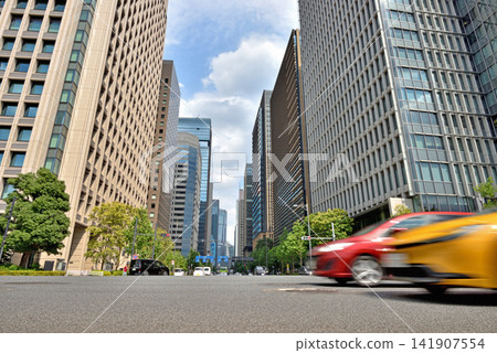 車輛駛過奧特蒙十字路口 車輛駛過奧特蒙十字路口 141907554