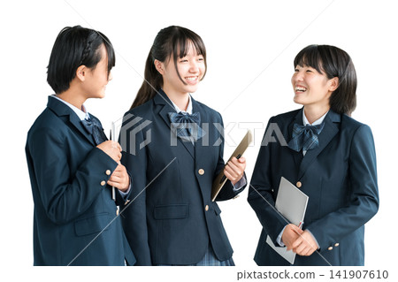 國中生、高中生和女高中生面帶笑容地走著(上學、放學等等)。 國中生、高中生和女高中生面帶笑容地走著(上學、放學等等)。 141907610