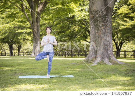 Outdoor yoga image Outdoor yoga image 141907927