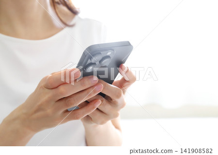 操作智能手機的婦女 操作智能手機的婦女 141908582
