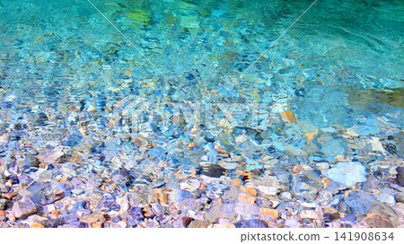 築地川河水清澈見底,流水潺潺,河床上呈現出美麗的圖案。 築地川河水清澈見底,流水潺潺,河床上呈現出美麗的圖案。 141908634