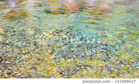 The Tsukechi River, with its crystal-clear, flowing water, displays beautiful patterns on its riverbed. 141908637