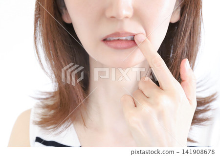 一個關心她的牙齒的女人 141908678