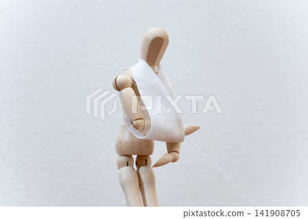 A drawing mannequin with a triangular bandage on its arm. 141908705