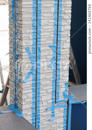 住宅牆體外牆板接縫處填縫更換工作的準備工作。 住宅牆體外牆板接縫處填縫更換工作的準備工作。 141908768