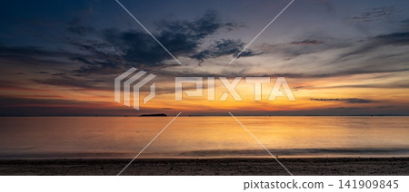 香川縣有明濱的海岸景色，沐浴在柔和的暮色之中。 141909845