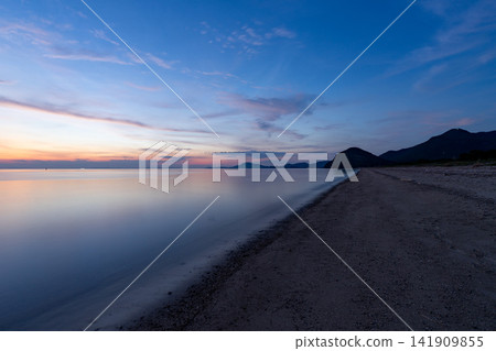 The coastal scenery of Ariakehama, Kagawa Prefecture, bathed in the soft gradient of twilight. The coastal scenery of Ariakehama, Kagawa Prefecture, bathed in the soft gradient of twilight. 141909855