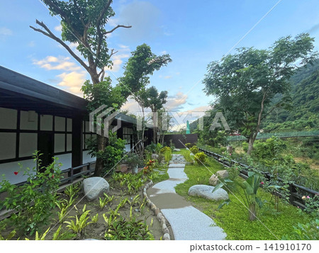 庭園造景的木製湯屋建築場景 庭園造景的木製湯屋建築場景 141910170