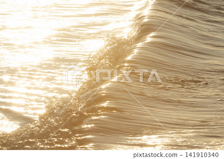 Shonan Kugenuma Beach: Waves sparkling in the morning sun. 141910340