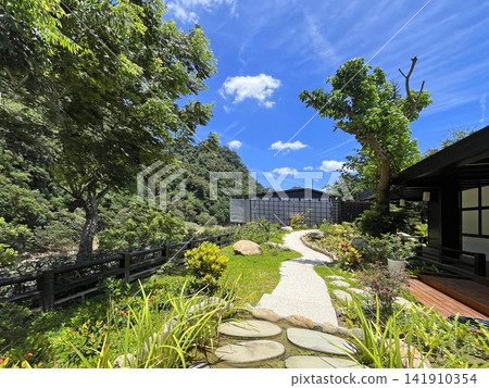 庭園造景的木製湯屋建築場景 庭園造景的木製湯屋建築場景 141910354