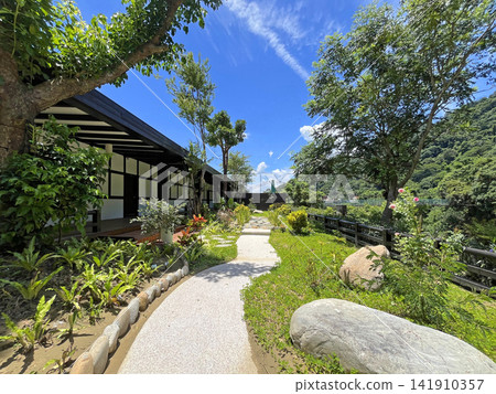 庭園造景的木製湯屋建築場景 141910357