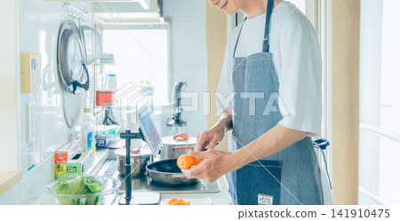 一個年輕人做飯 141910475
