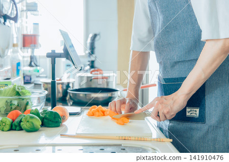 一個年輕人做飯 141910476