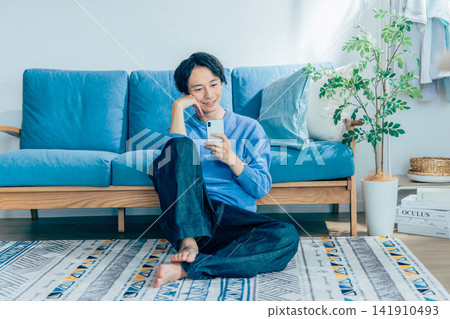 放鬆在客廳的一個人 141910493